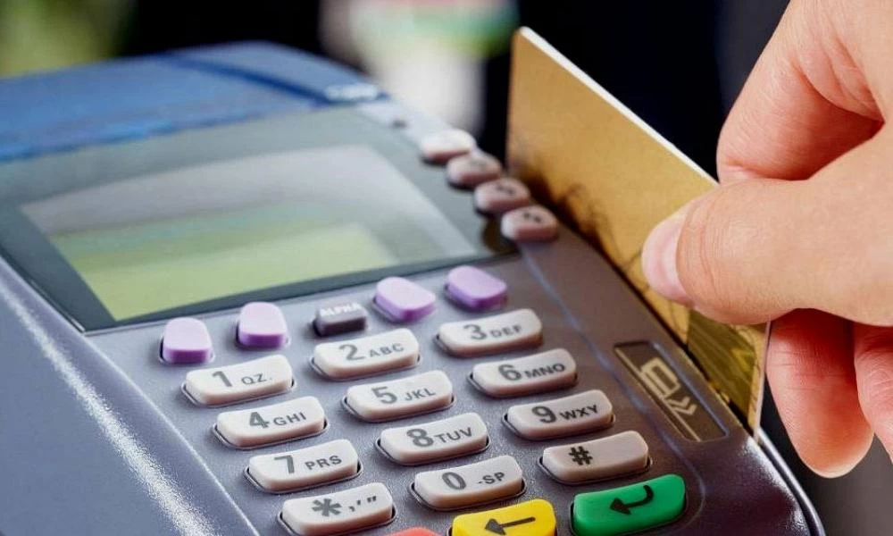 Τράπεζες: Τέλος εποχής για τις χρεωστικές κάρτες! Ο νέος τρόπος πληρωμής